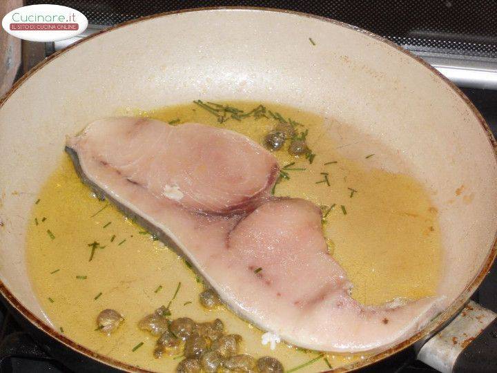 Pesce Spada al Pigato con Erba Cipollina, Capperi e Sale rosso preparazione 4