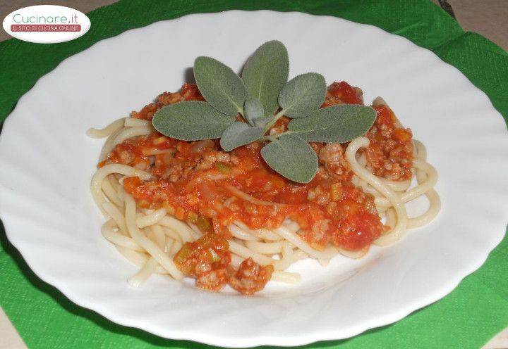 Pici toscani con Ragù di Salsiccia, Zucchine e Salvia preparazione 11