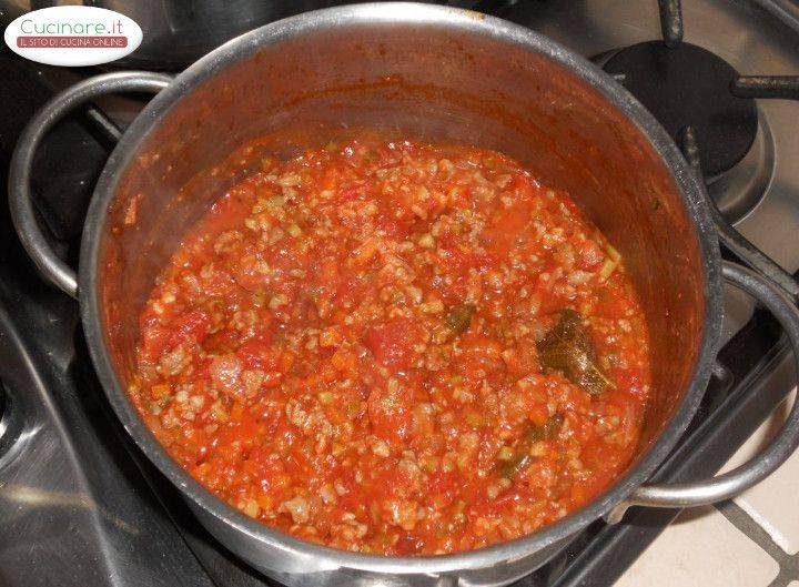 Pici toscani con Ragù di Salsiccia, Zucchine e Salvia preparazione 8