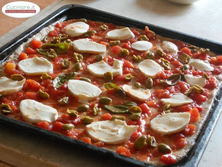 Pizza integrale con Mozzarella, Datterini, Olive e Basilico preparazione 3