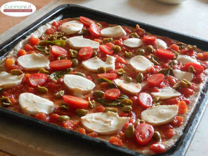 Pizza integrale con Mozzarella, Datterini, Olive e Basilico preparazione 4