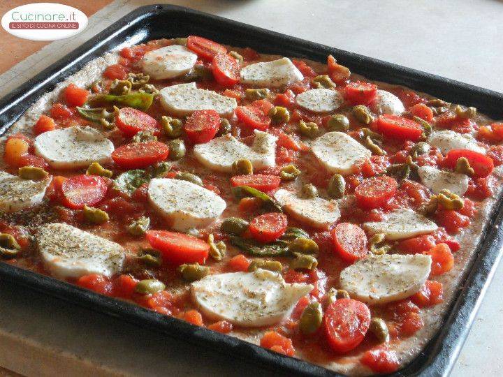 Pizza integrale con Mozzarella, Datterini, Olive e Basilico preparazione 5