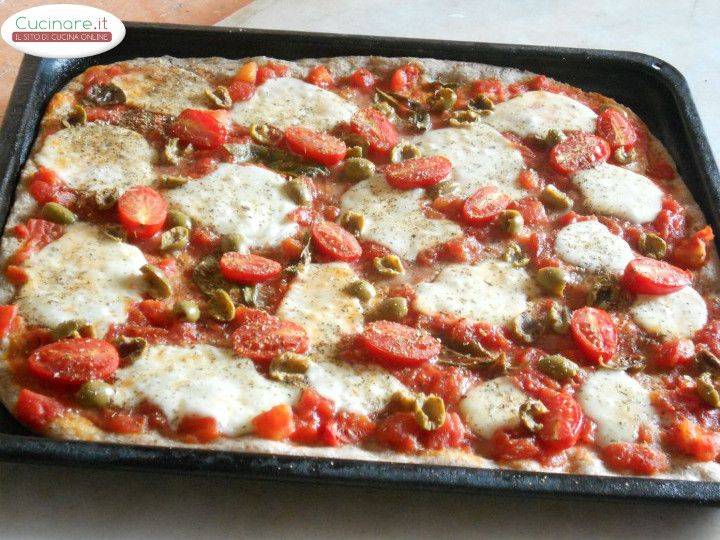 Pizza integrale con Mozzarella, Datterini, Olive e Basilico preparazione 6