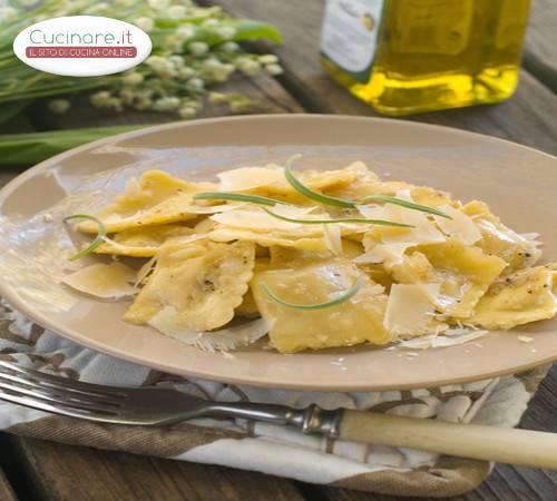 Ravioli ricotta e spinaci con crema di panna e raschera preparazione 20