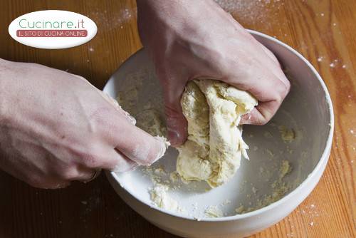 Ravioli ricotta e spinaci con crema di panna e raschera preparazione 1