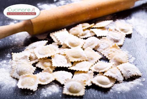 Ravioli ricotta e spinaci con crema di panna e raschera preparazione 12