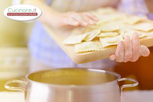 Ravioli ricotta e spinaci con crema di panna e raschera preparazione 19