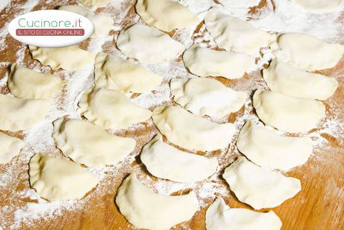 Ravioli ripieni di Patate Viola con Funghi al Vino Rosso preparazione 16