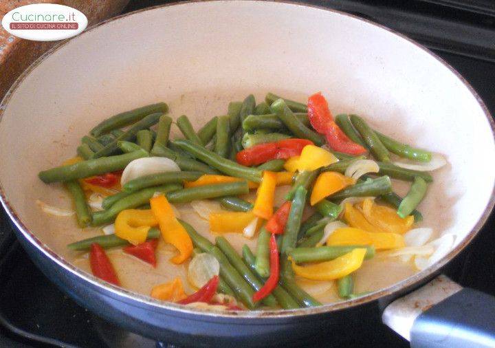 Rigatoni in agrodolce con Fagiolini, Cipolla e Peperoni preparazione 4