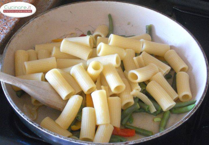 Rigatoni in agrodolce con Fagiolini, Cipolla e Peperoni preparazione 6