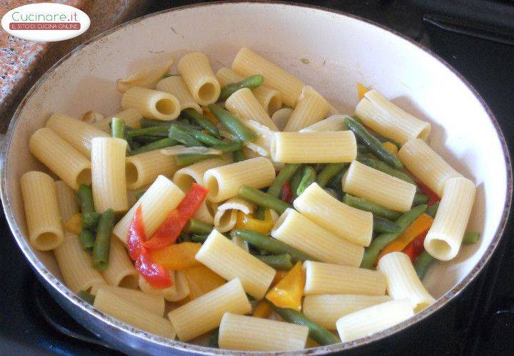 Rigatoni in agrodolce con Fagiolini, Cipolla e Peperoni preparazione 7