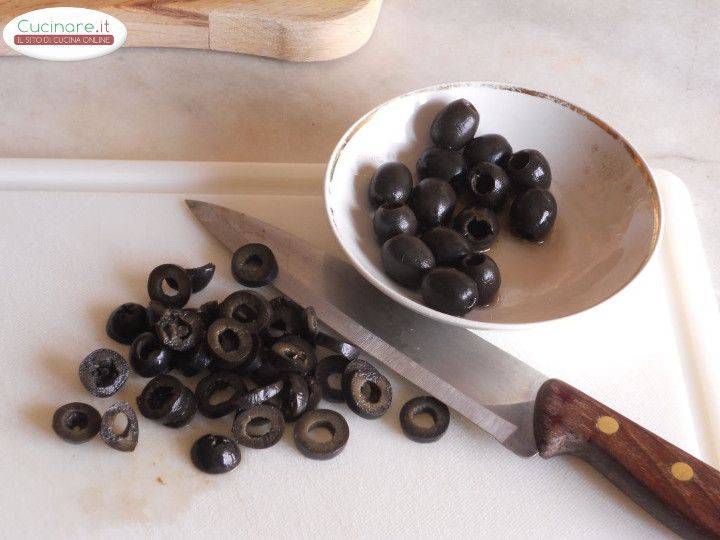 Rotolo di pasta Sfoglia con Prosciutto cotto, Emmenthal, Porri e Olive nere preparazione 4