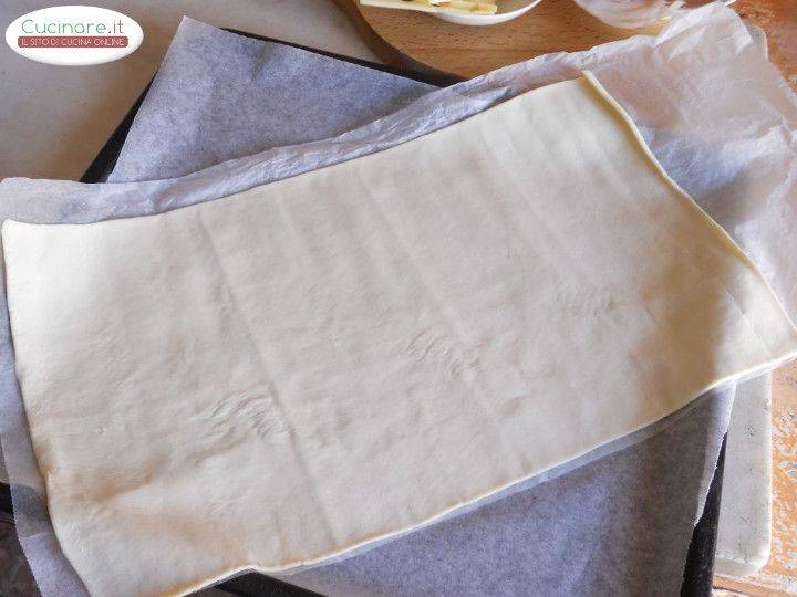 Rotolo di pasta Sfoglia con Prosciutto cotto, Emmenthal, Porri e Olive nere preparazione 6