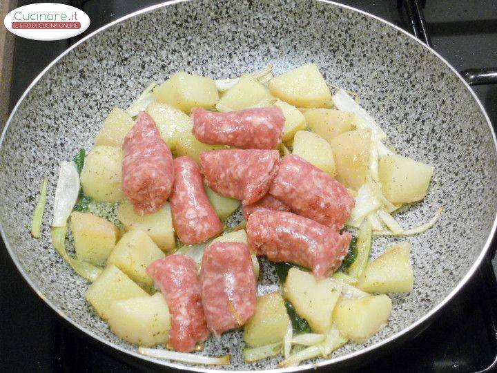 Salsiccia con Patate rosse e Salvia ananas preparazione 5