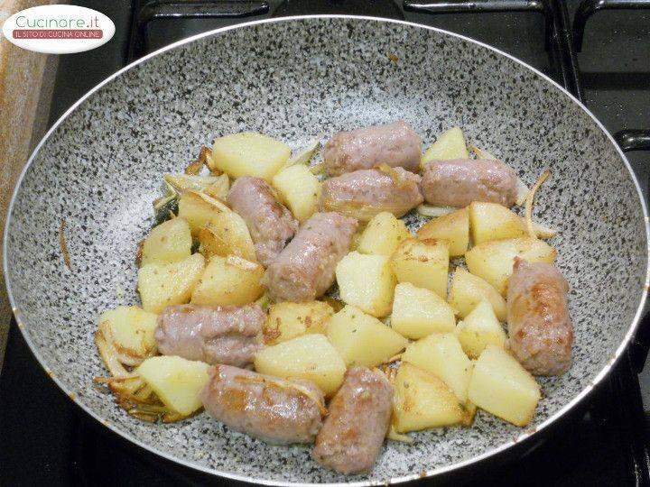 Salsiccia con Patate rosse e Salvia ananas preparazione 7