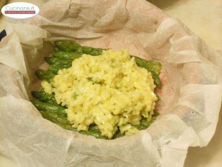 Sformato Di Riso Capovolto Con Asparagi E Salvia Ananas preparazione 10