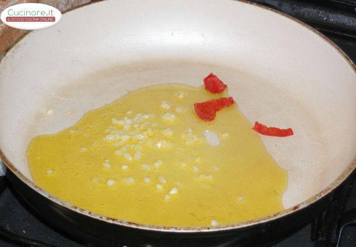 Spaghetti al Pomodoro con Peperoncino, Pane nero e Pecorino preparazione 1