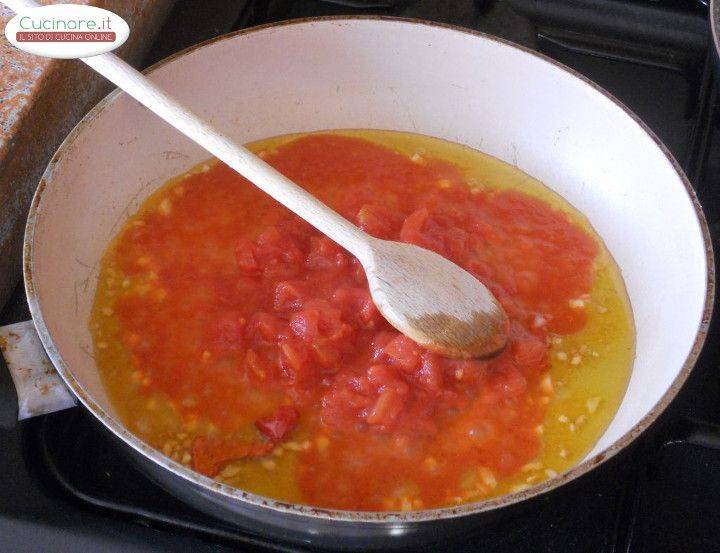 Spaghetti al Pomodoro con Peperoncino, Pane nero e Pecorino preparazione 2