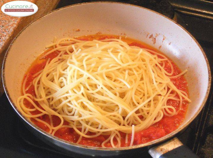 Spaghetti al Pomodoro con Peperoncino, Pane nero e Pecorino preparazione 5