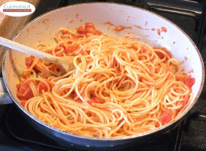 Spaghetti al Pomodoro con Peperoncino, Pane nero e Pecorino preparazione 6