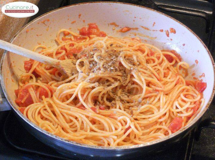 Spaghetti al Pomodoro con Peperoncino, Pane nero e Pecorino preparazione 7