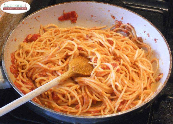 Spaghetti al Pomodoro con Peperoncino, Pane nero e Pecorino preparazione 8