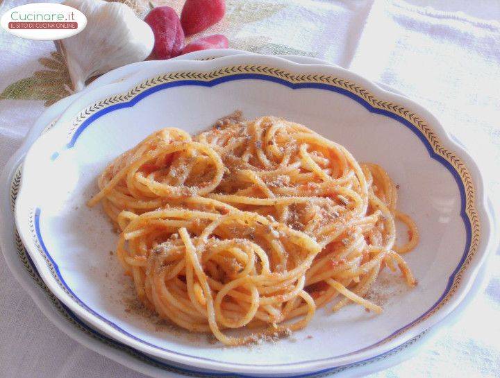 Spaghetti al Pomodoro con Peperoncino, Pane nero e Pecorino preparazione 9