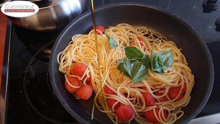 Spaghetti al Pomodoro preparazione 6