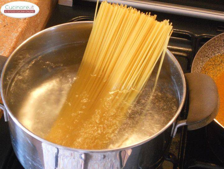 Spaghetti alla Curcuma con Basilico e Ricotta salata preparazione 0