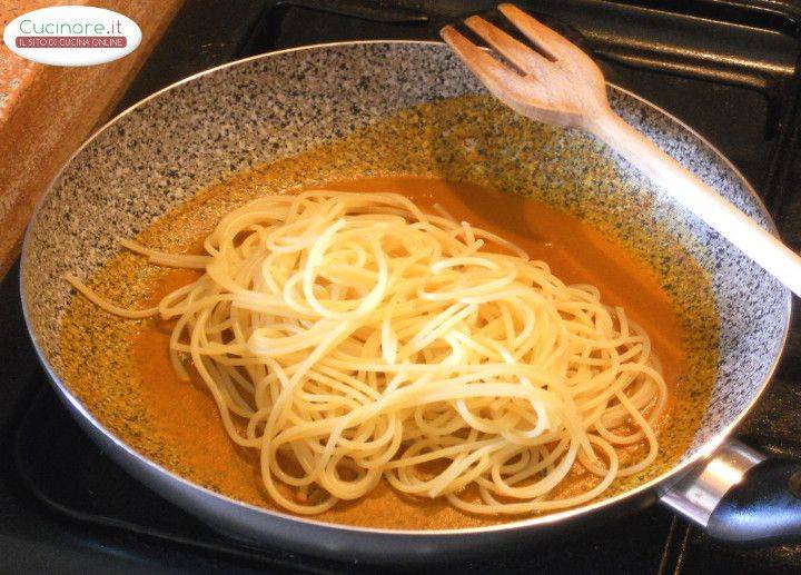 Spaghetti alla Curcuma con Basilico e Ricotta salata preparazione 3