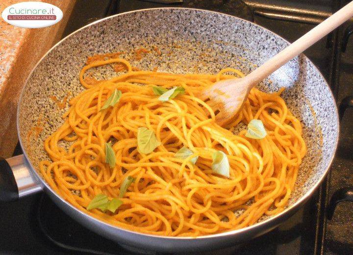 Spaghetti alla Curcuma con Basilico e Ricotta salata preparazione 6