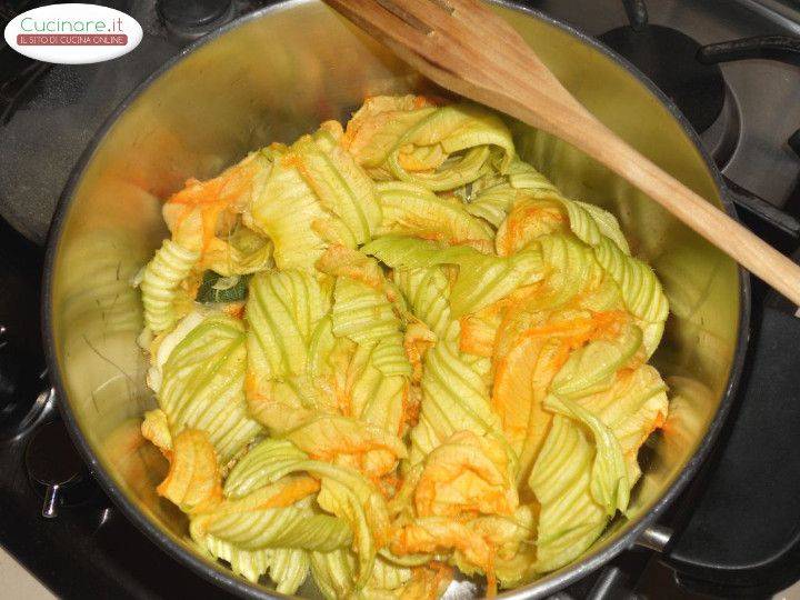 Spaghetti alla chitarra con Fiori di Zucchina e Pecorino al limone preparazione 2