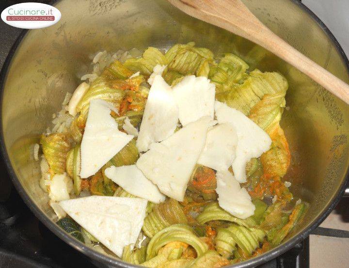 Spaghetti alla chitarra con Fiori di Zucchina e Pecorino al limone preparazione 3