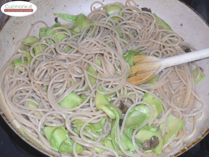 Spaghetti integrali con Alici, Zucchine e Capperi preparazione 10