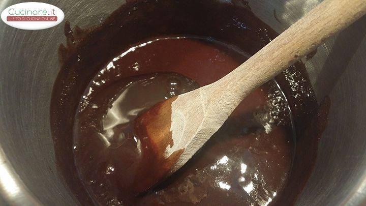 Tortino al cioccolato dal cuore tenero: una dolce sorpresa preparazione 4