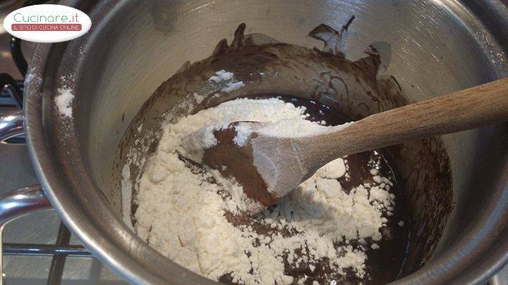 Tortino al cioccolato dal cuore tenero: una dolce sorpresa preparazione 5