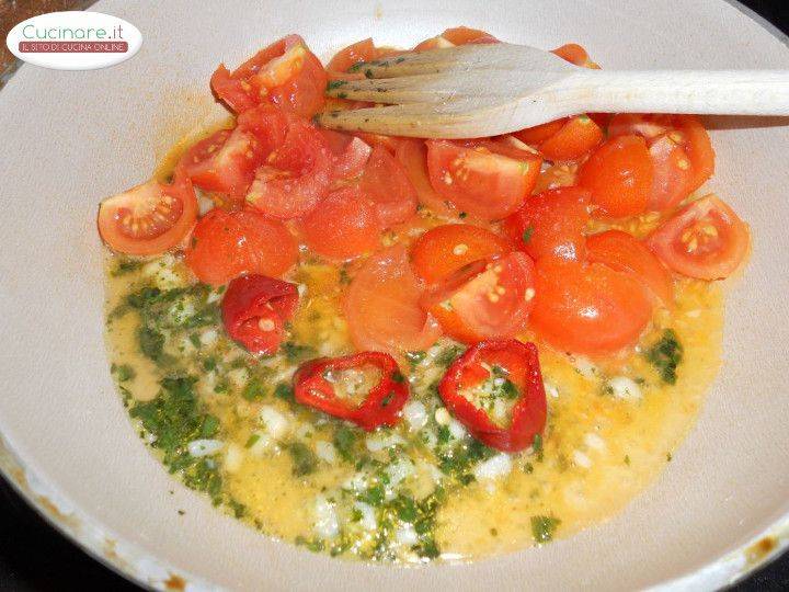 Vongole veraci in guazzetto con ciliegini, aglio e peperoncino piccante preparazione 4