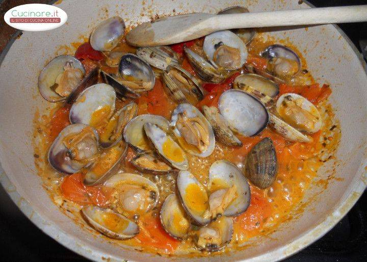 Vongole veraci in guazzetto con ciliegini, aglio e peperoncino piccante preparazione 6