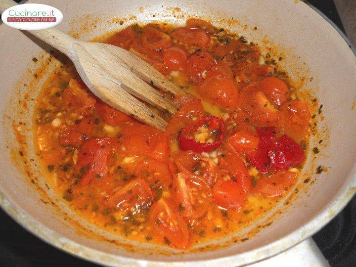 Vongole veraci in guazzetto con ciliegini, aglio e peperoncino piccante preparazione 5