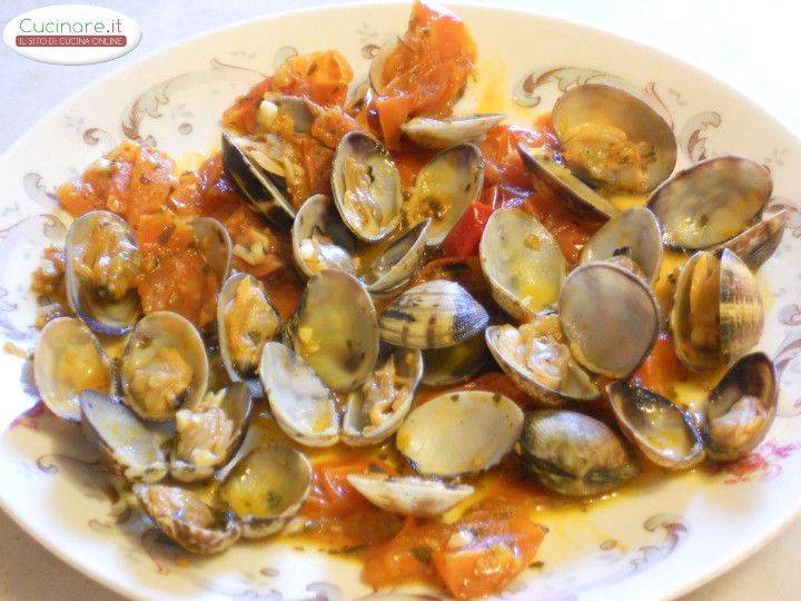 Vongole veraci in guazzetto con ciliegini, aglio e peperoncino piccante preparazione 7