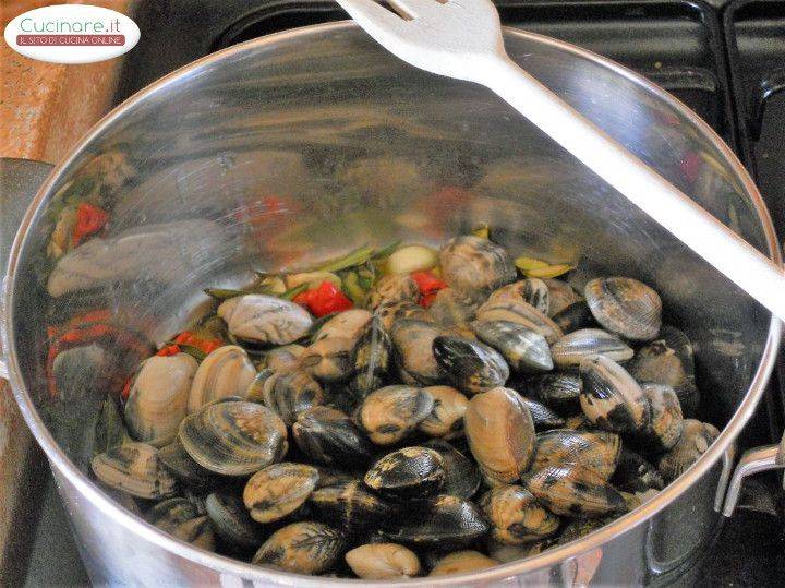 Vongole veraci in salsa di Mirto e Vermentino con Trenette preparazione 7