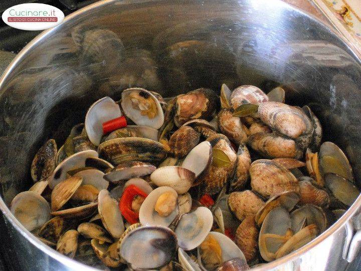 Vongole veraci in salsa di Mirto e Vermentino con Trenette preparazione 8