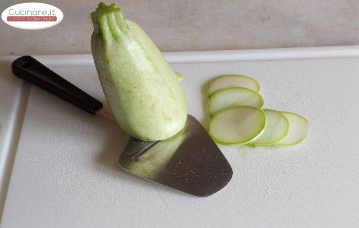 Zucchine alla Mentuccia e Erba Cipollina in salsa di Aceto aromatica preparazione 0