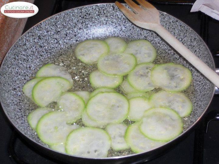 Zucchine alla Mentuccia e Erba Cipollina in salsa di Aceto aromatica preparazione 1