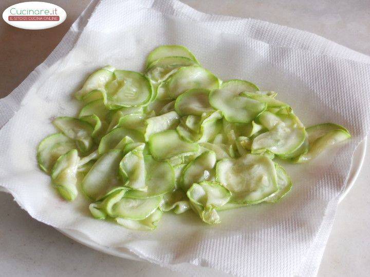 Zucchine alla Mentuccia e Erba Cipollina in salsa di Aceto aromatica preparazione 2