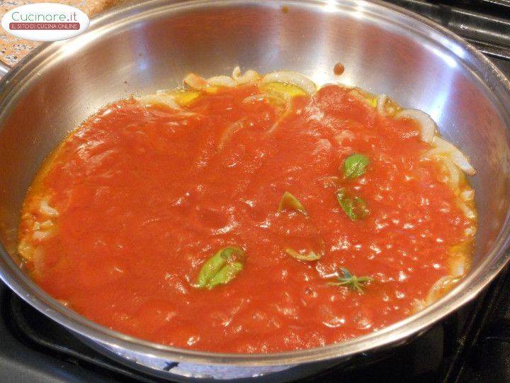 Zuppa di canocchie polpo e merluzzo al pomodoro e basilico preparazione 2