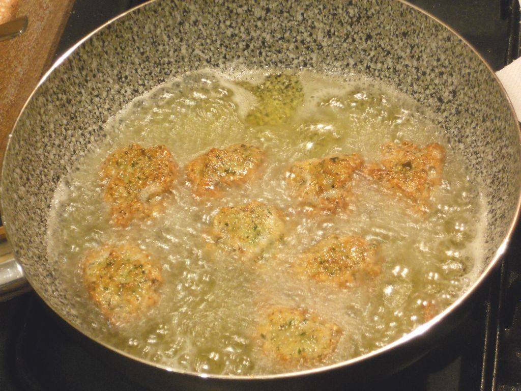 Bocconcini dorati di Baccalà e di Patate al Pesto di Rucola preparazione 10