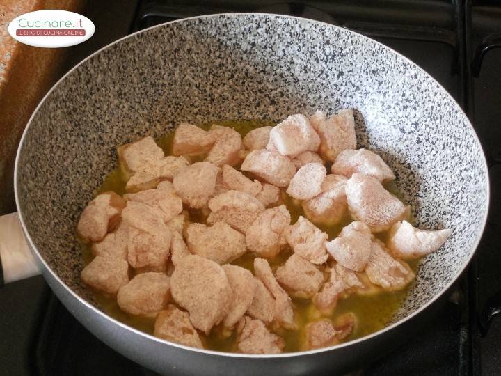 Bocconcini di Pollo al Liquore di Fichi d'India preparazione 2