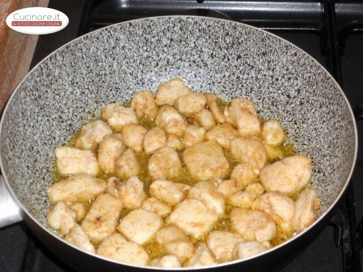 Bocconcini di Pollo al Liquore di Fichi d'India preparazione 3