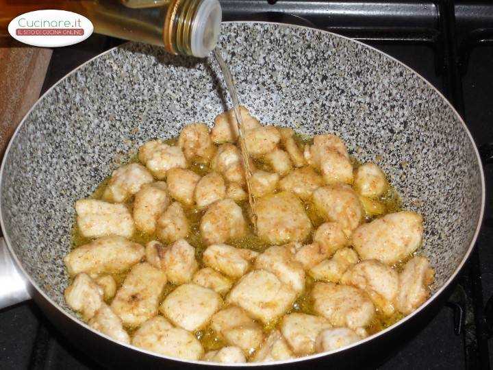 Bocconcini di Pollo al Liquore di Fichi d'India preparazione 4